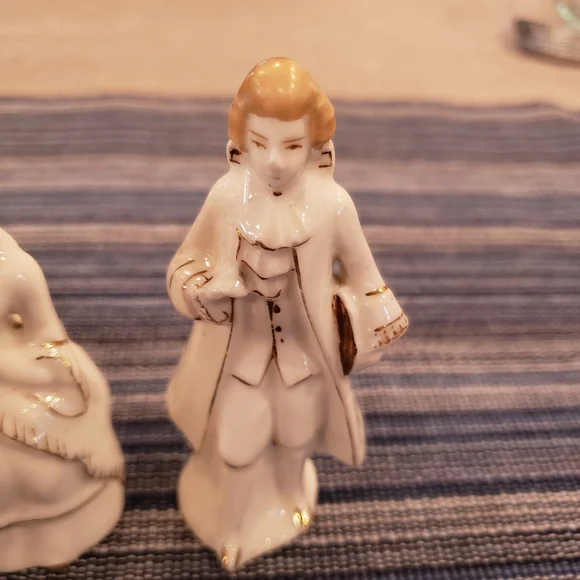 George and Martha Washington Salt/Pepper Shakers - Picture 3 of 11
